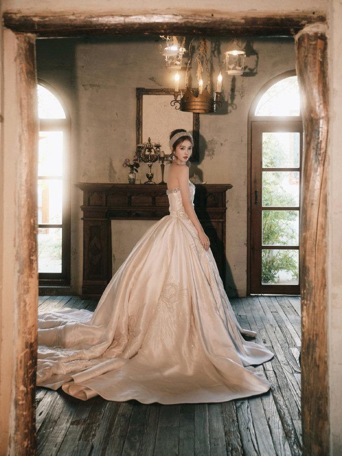 白鹿银色亮片发带 ​​​​白鹿银色亮片发带，白鹿微博视界大会出图，优雅温柔的法式