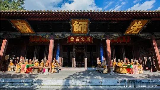 长律·建水古城文庙
滇南建水圣宫彰，
元至年间始建忙。
七百春秋经岁月，
四十扩