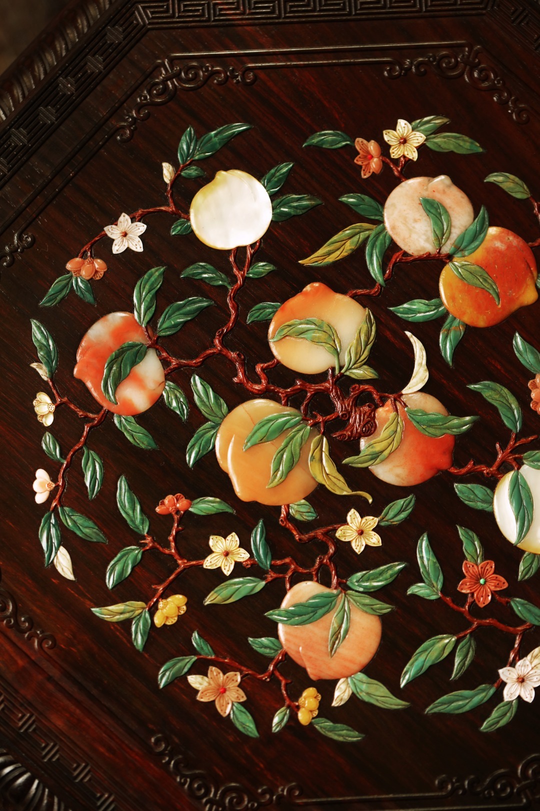 酸枝 | 福寿·百宝果盒大红酸枝老料制作，盒盖百宝镶嵌，内入九格，可独立拆出作小