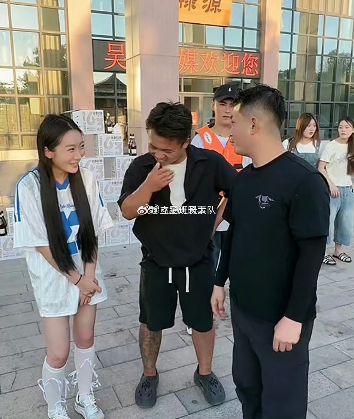 小黑提娜你俩别在直播间道德绑架你师父了，人家老二林儿第一次上学 不可能不去送孩子