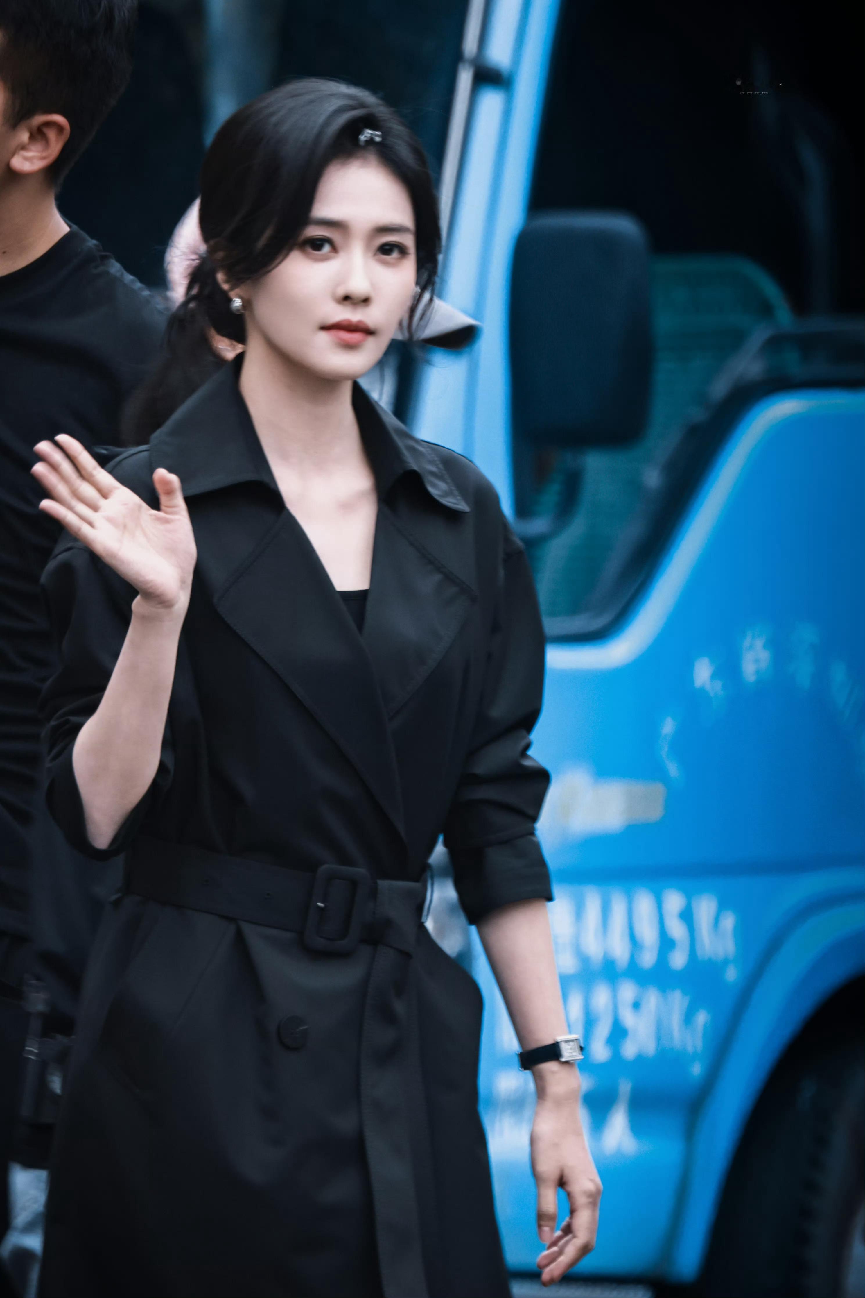 白鹿 完全妈妈太绝了太绝了黑色风衣+低丸子盘发+细高跟完全绝鲨🥵🥵我温柔风韵