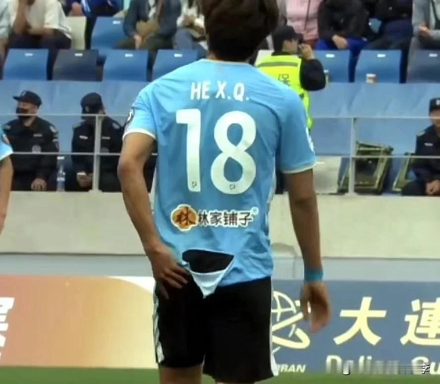 大连英博0:1不敌广州队，比赛结束后后广州队守门员挑衅大连球迷，大连英博队王选宏