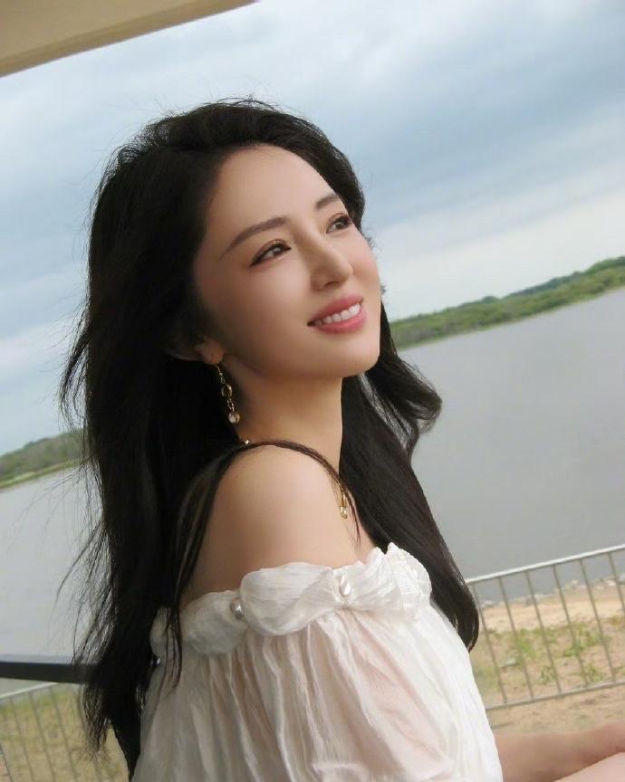 原来董璇二婚老公张维一实力这么强，她是中戏科班出身，在话剧圈可是响当当的人物。1