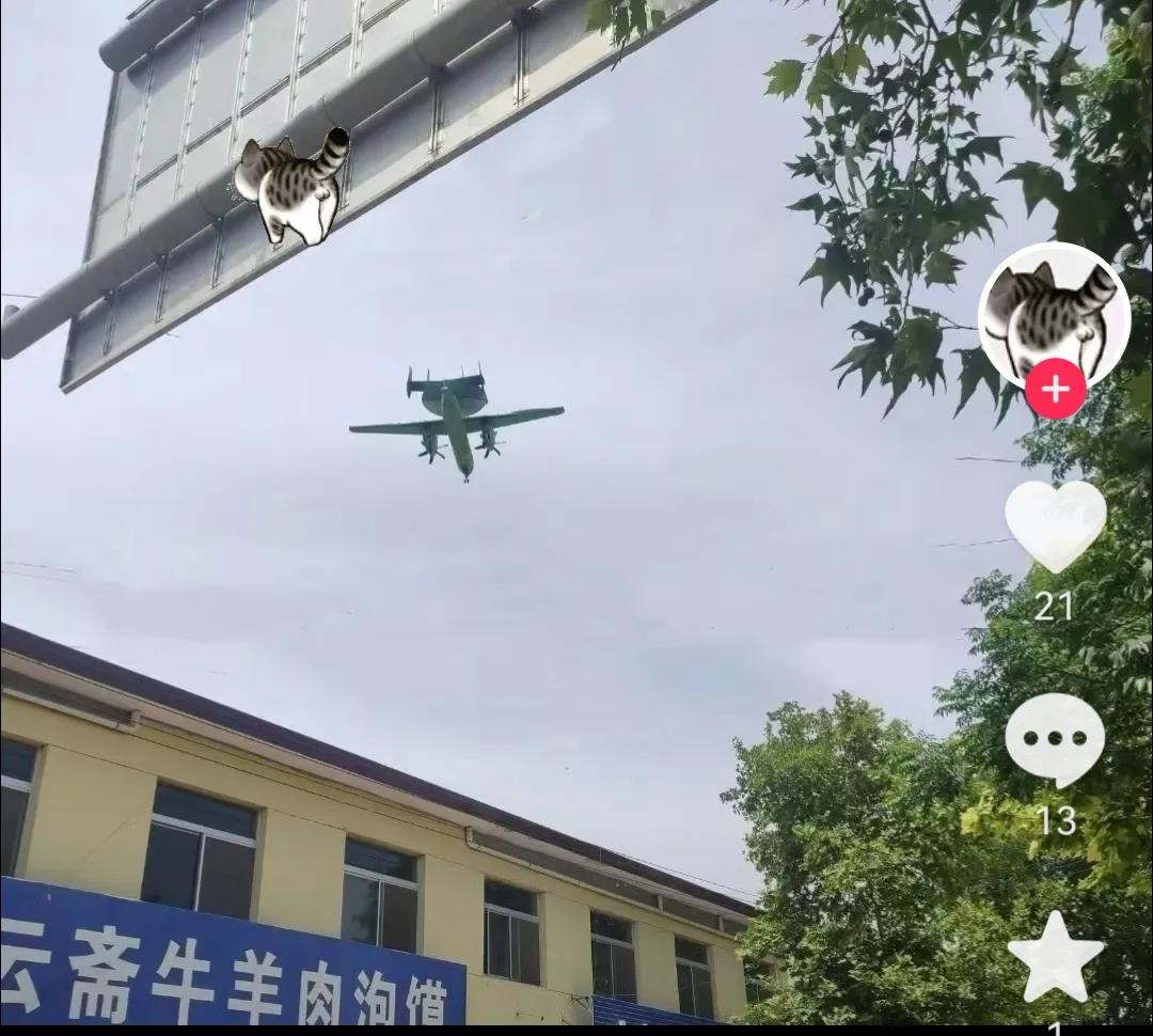 “海盘子”仍然在试飞，近景显示它安装了高性能的双波段雷达。

我国的雷达在理论研