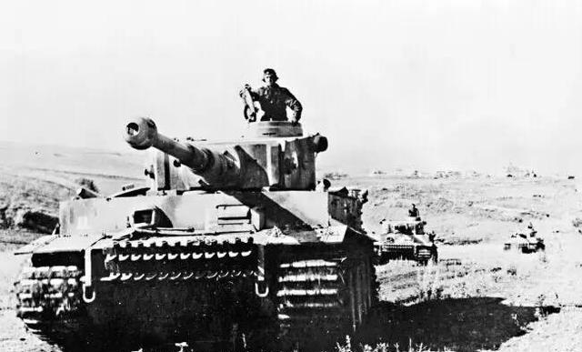 二战中，德军的坦克经常被法国的大炮准确无误地击中。德军将领百思不得其解，后来在一