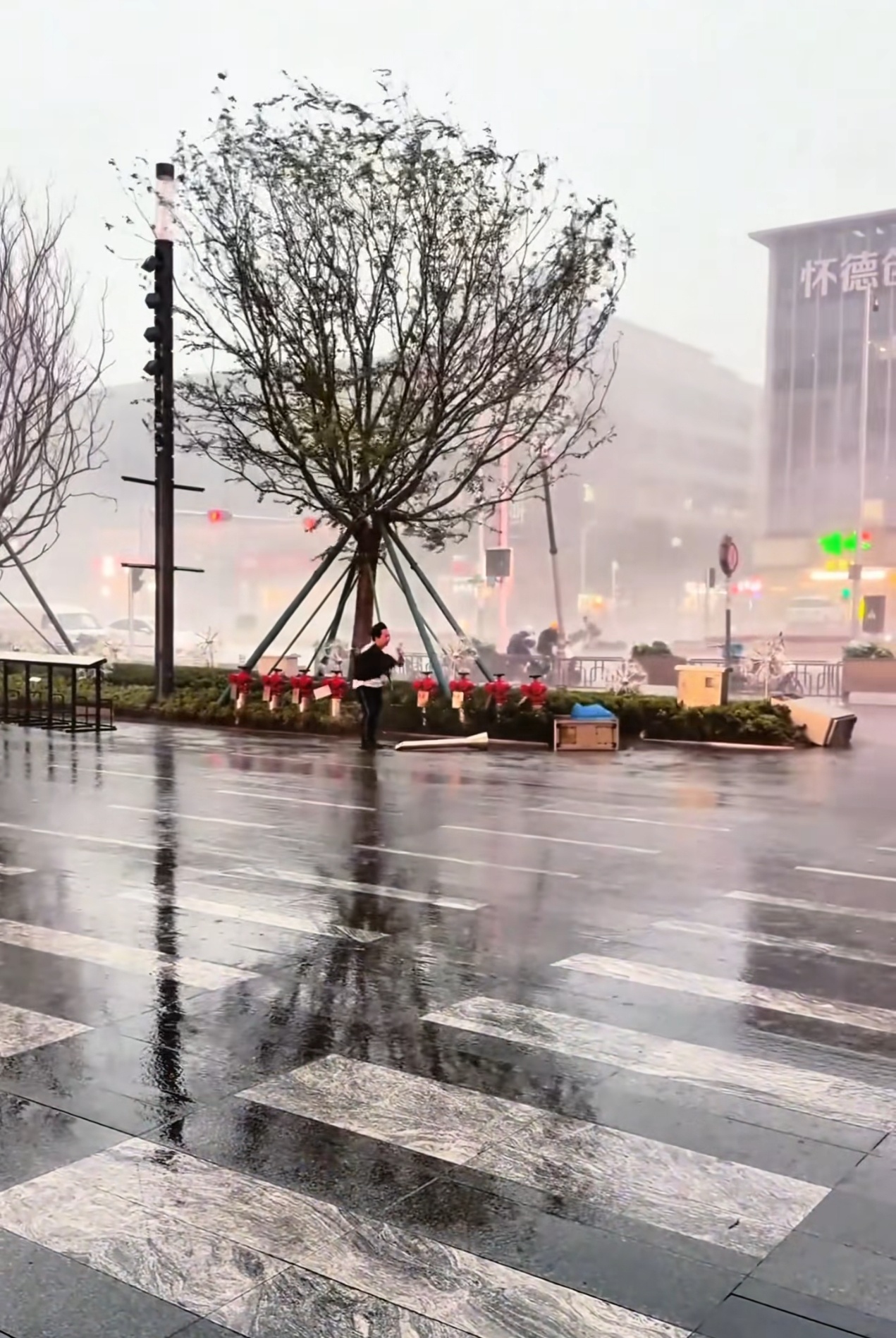 台风红霞停编最近的台风都是登陆那边没有很严重，但是水汽云团带动的次灾害特别严重特