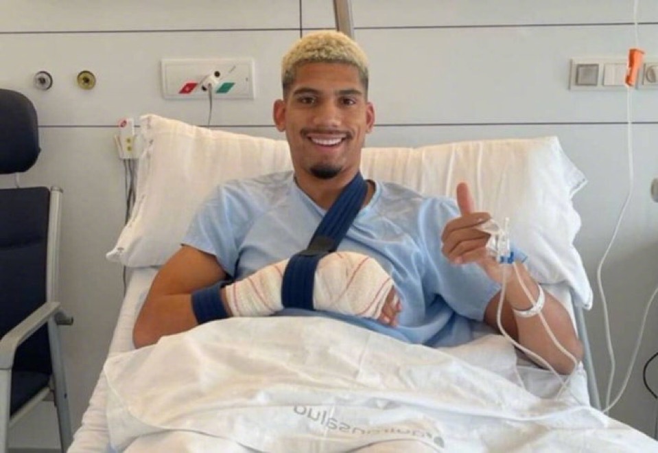 阿劳霍手术已经成功。他将继续住院治疗，明天出院，飞回巴塞罗那。#巴萨# ​​​