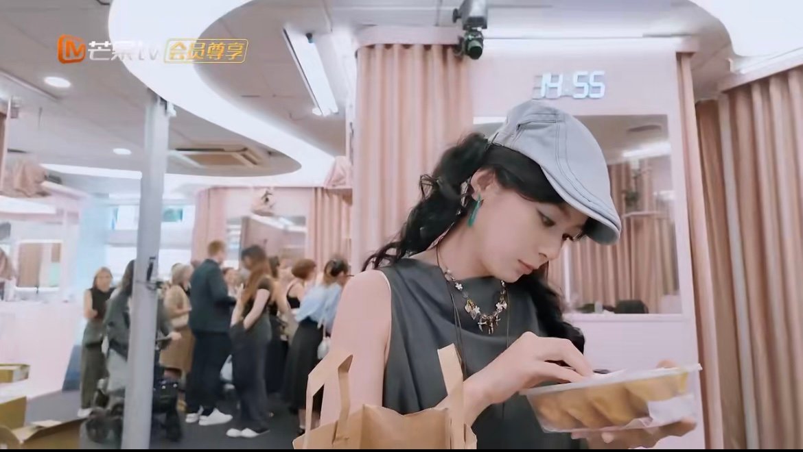 赵昭仪承认吧你也快爱上尚雯婕了 高智商+高情商的发言谁能拒绝！赵昭仪专注盯尚雯婕