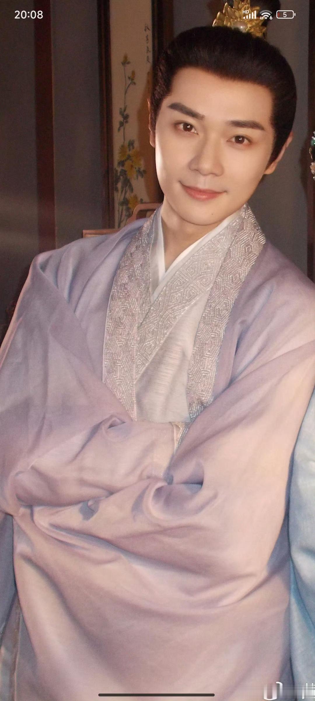 曹骏这手臂杀太绝了！肌肉线条刀刻般立体，力量感扑面而来，舞拳时英气勃发，6岁习武