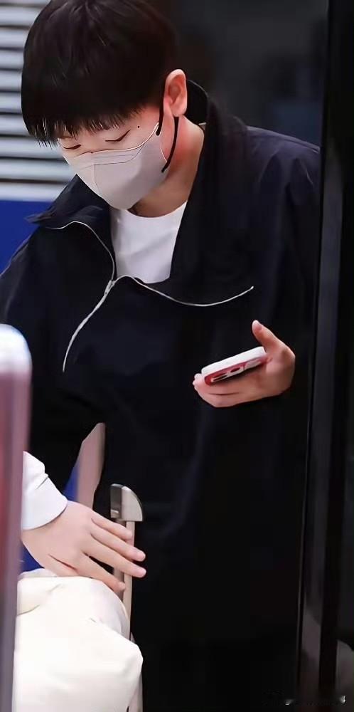 孙颖莎私服出圈 李宁队服遭群嘲…
 
近日，小魔王孙颖莎一袭藏青机能风卫衣惊艳亮