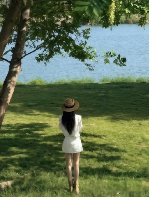 近日，四川一位25岁的女事业编很是苦恼。

她男友在北京读博，很忙，几乎没时间与