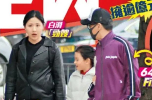 2月21日港媒曝何家劲一家三口同框照。
	
何家劲身为家喻户晓的大明星，他的感情...