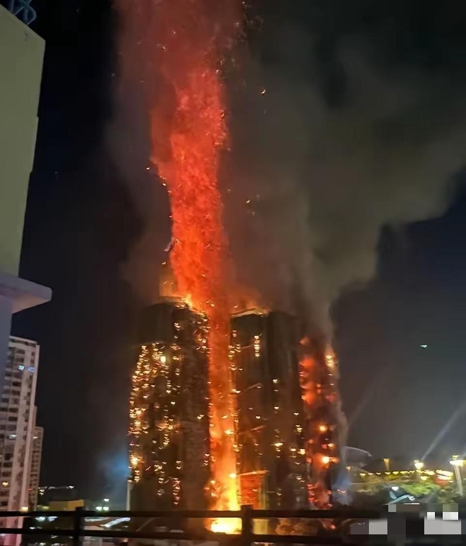我闺蜜在香港上班，
我赶紧打电话给她问问情况，
我闺蜜说：今晚的香港人，注定是个