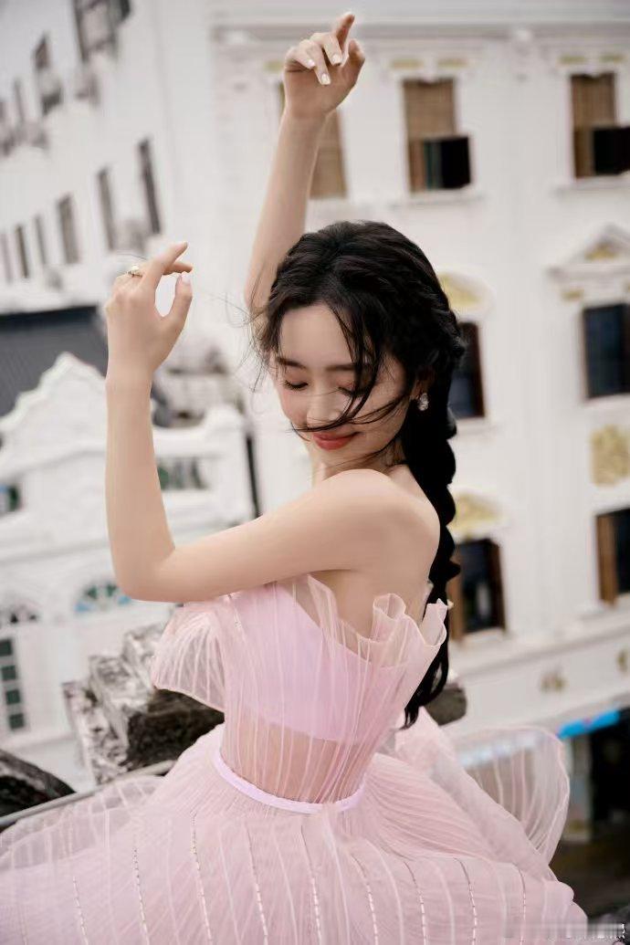 邓恩熙好明媚的生命力 邓恩熙好明媚呀，这生命力太旺盛！笑起来甜过冰镇水蜜桃，鲜活