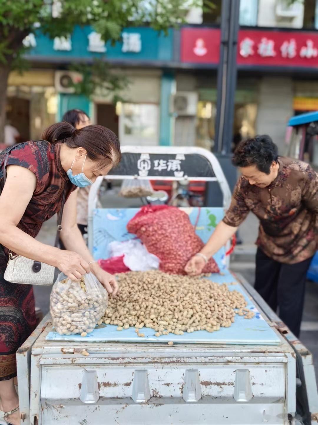 巴林左旗人能量满满的一天从#逛早市# 开始，每天早上的早市在微熹晨光下，便迎来了