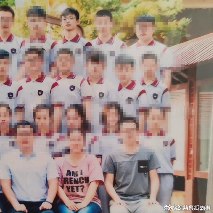 梓渝学生时期旧照班级合照中的梓渝 谁懂啊！翻到梓渝学生时期旧照，瞬间回到校园时光