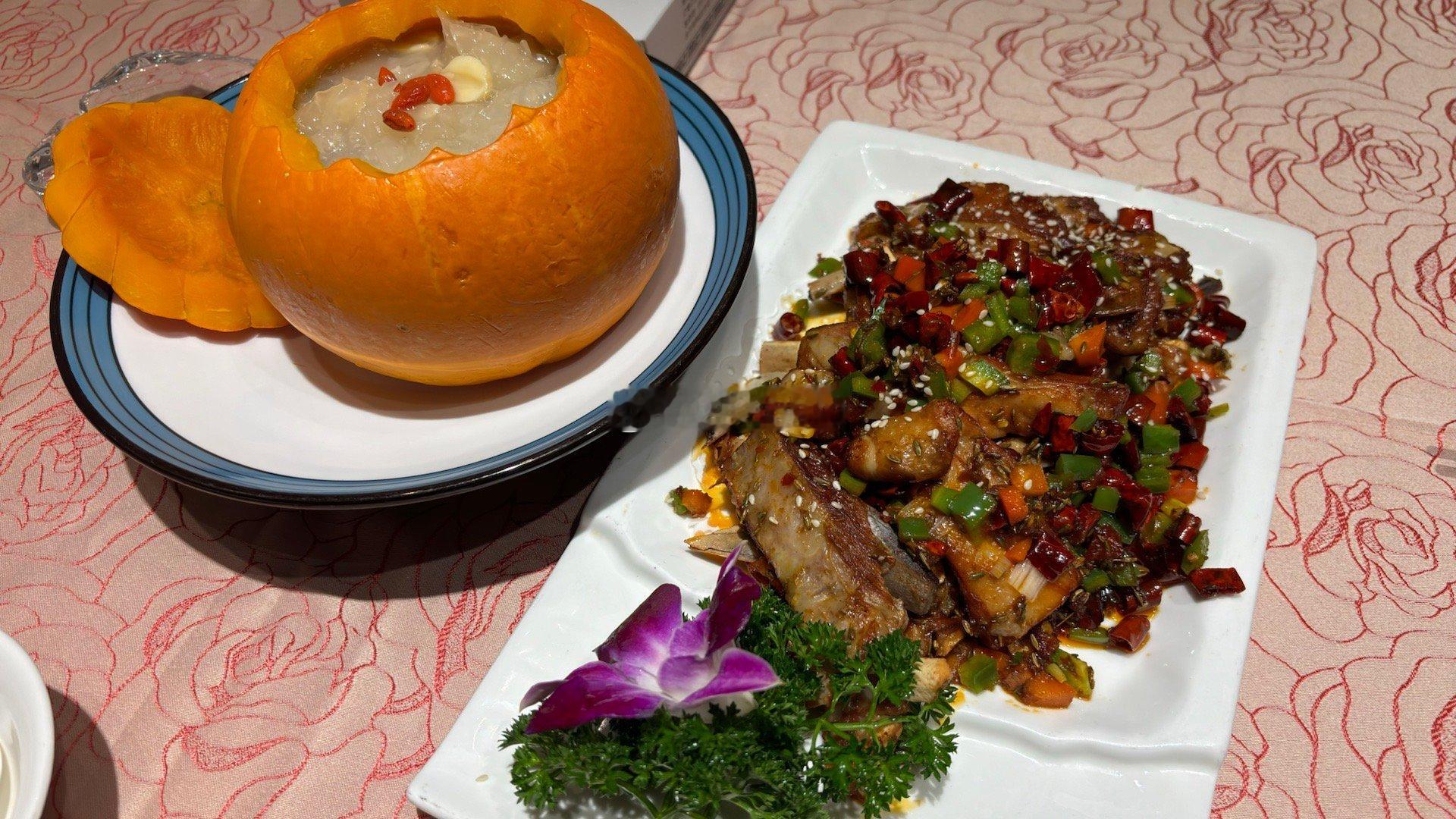 昨天跟我哥吃了个新鲜菜色，南瓜冰莲子好评