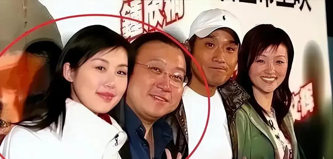 田朴珺旧照被扒，我盯着那张圆脸看了十秒，差点没认出来。
照片里她穿白T，婴儿肥鼓