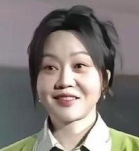 在《隐身的名字》中，闫妮展现出了精湛演技，将底层母亲任美艳这一角色演绎得真实而富