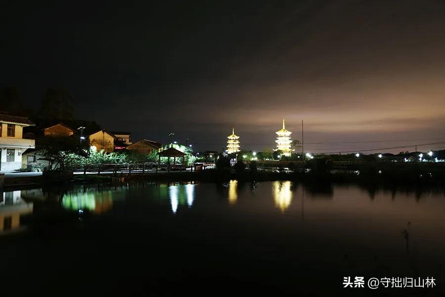 七绝·偕佳人夜泊玉林
佳人相携赴岭陬，
驰车竟日体劳愁。
玉林夜泊权为憩，
绣榻