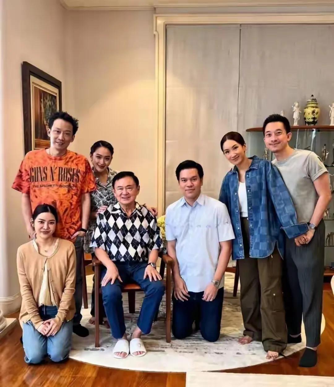 他信生了两女一男，如今两个女儿嫁得良人，儿子娶得美娇娘，他信和他们一起合影，幸福