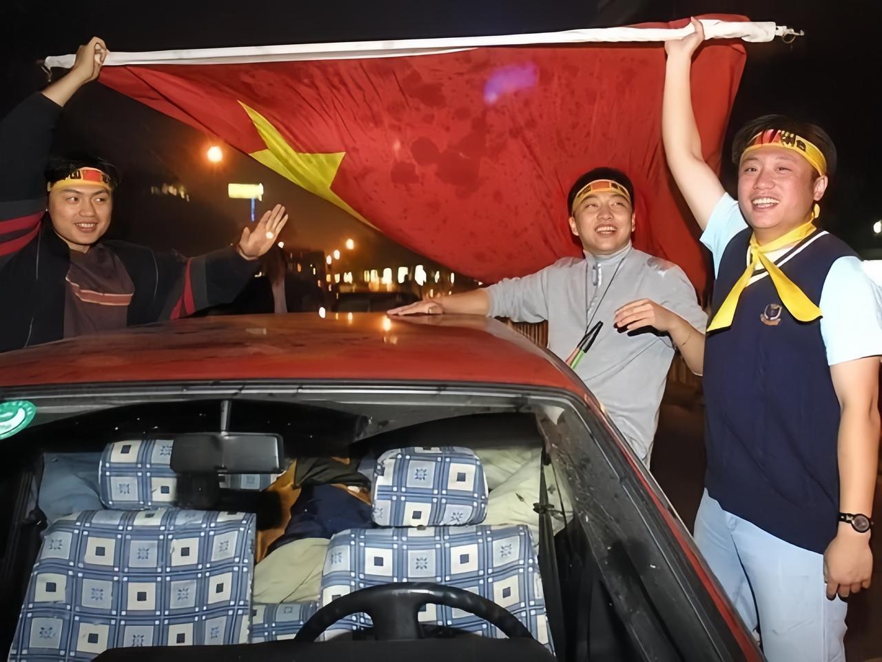 这是2001年10月7日沈阳五里河体育场见证了中国男足的高光时刻。国足凭借1:0