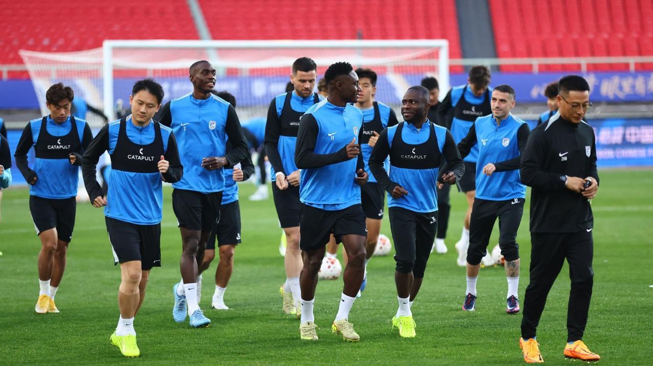 中超联赛 武汉三镇vs大连英博 赛前踩场照 