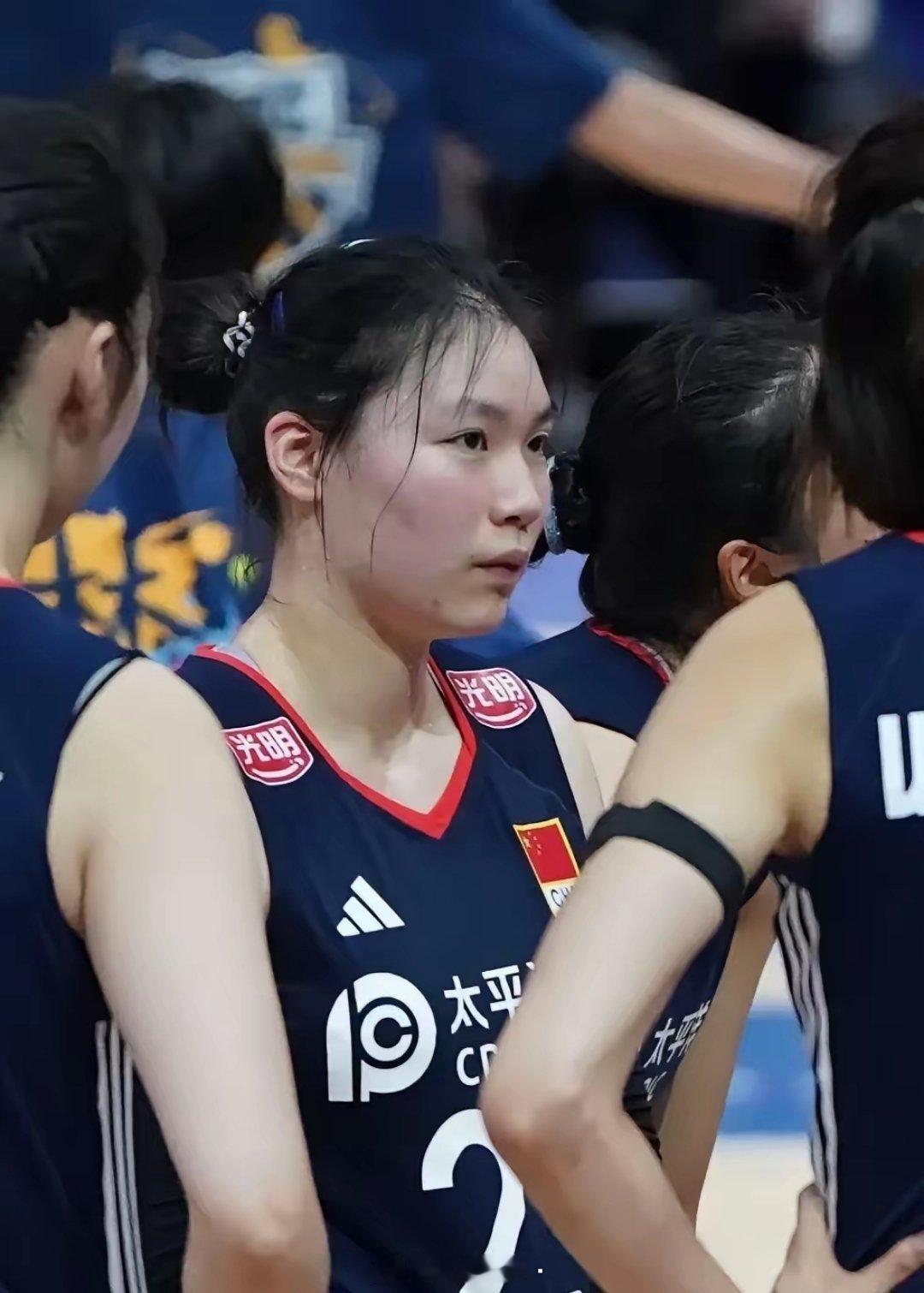 一个16岁的孩子排超联赛都没参加过，招进国家队，主打世界性比赛，连续三站的上榜最