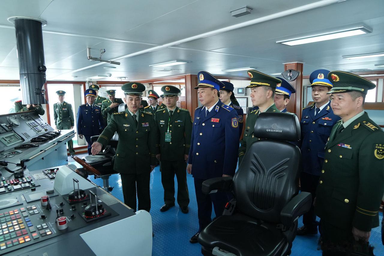 越南海警司令黎光道少将参观中国海警3301舰 ，越南海警8002舰赴中国广州进行