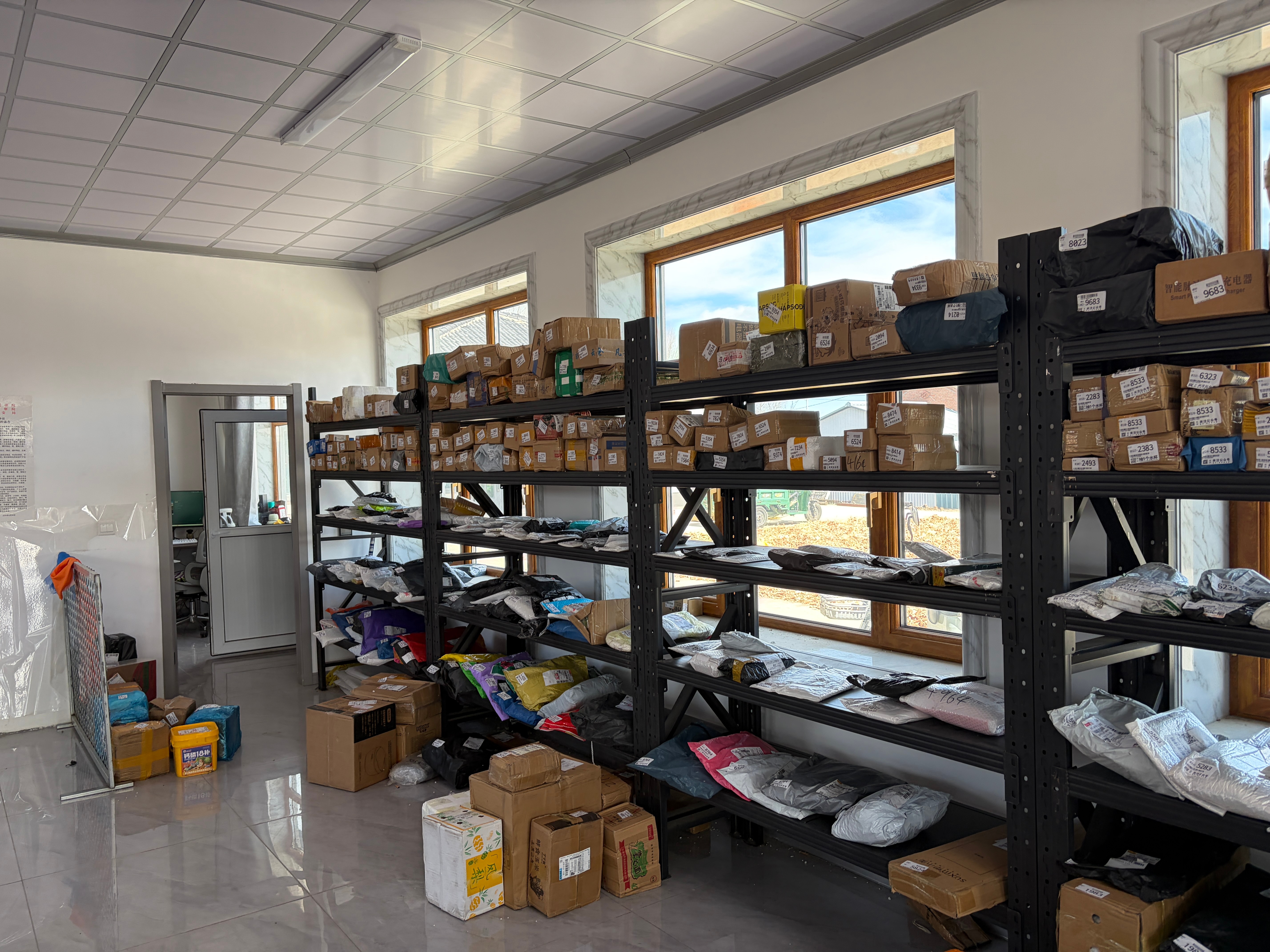 我哥想盘一个村里的快递点大家帮忙看看靠谱不？这个快递点，老板转让费是60万老板说