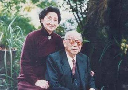 1990年，重获自由的张学良对妻子说：“我要去纽约看一位老朋友！”没想到，他这一