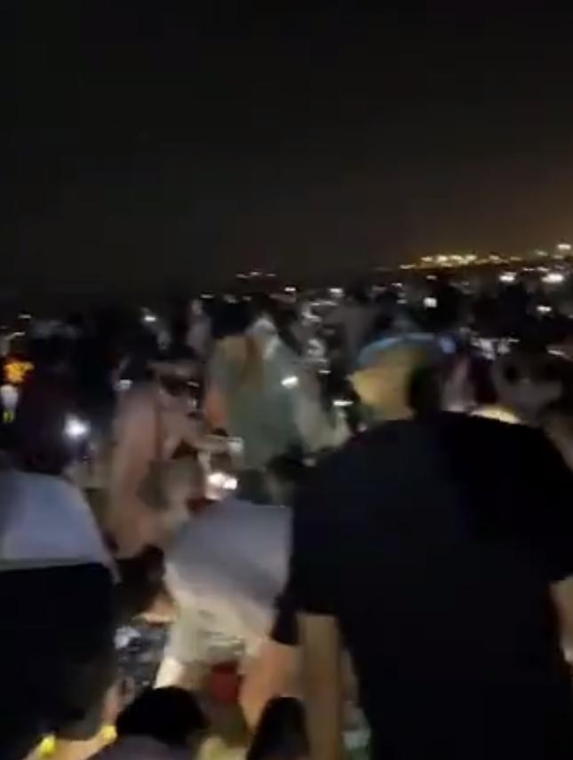 【场面壮观！，市民：男女老少全部出动，一晚能捞上百斤】7月4日，山东日照。网友发