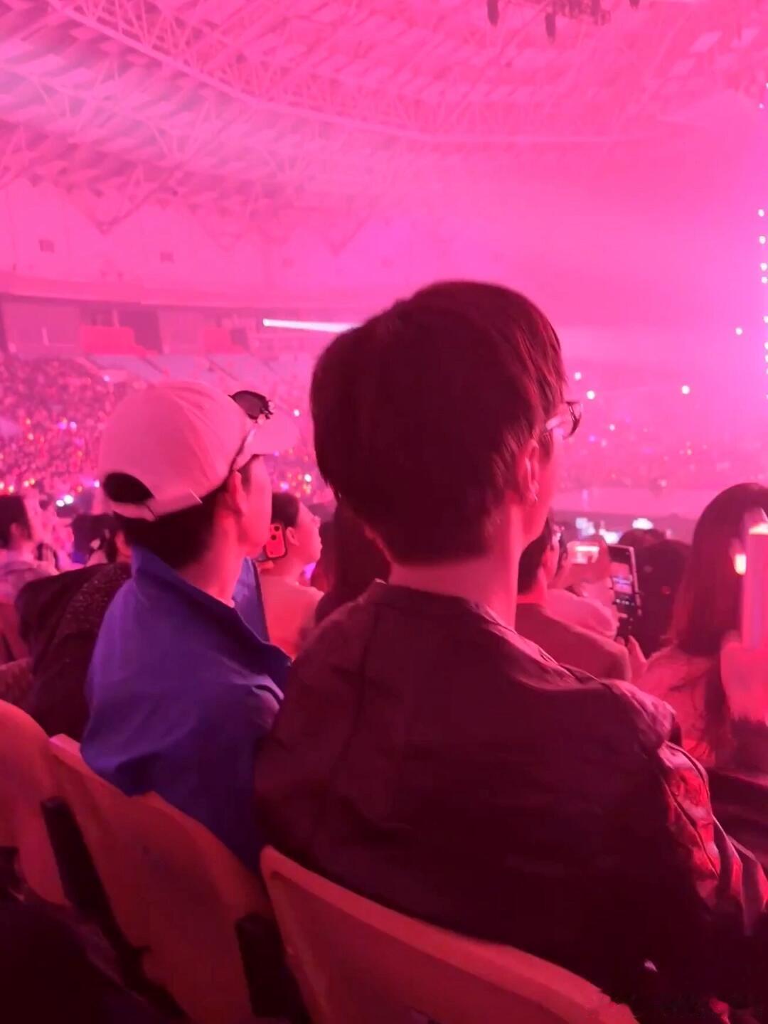 OMG，白鹿去看宋雨琦演唱会了！？关系好好啊 