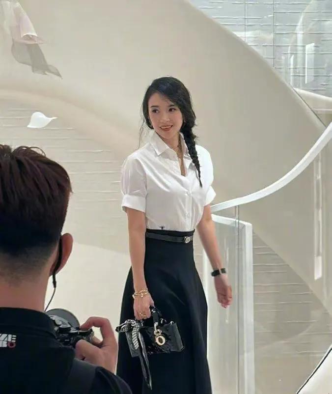 章子怡离婚后首次亮相活动，穿白衬衫扎麻花辫更显年轻了，看着很轻松也很大方！
刚刚