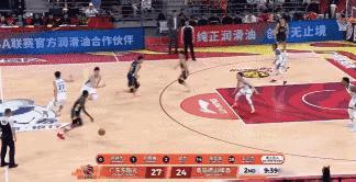 广东队这个帅小伙长球了。
广东队张文逸这个赛季，给人眼前一亮的感觉，不仅防守端出