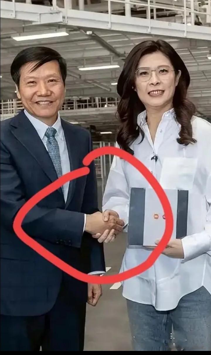 雷军这握手，看着是真有点不自然。手伸出去的时候，整个人都绷着，少了平日跟粉丝握手