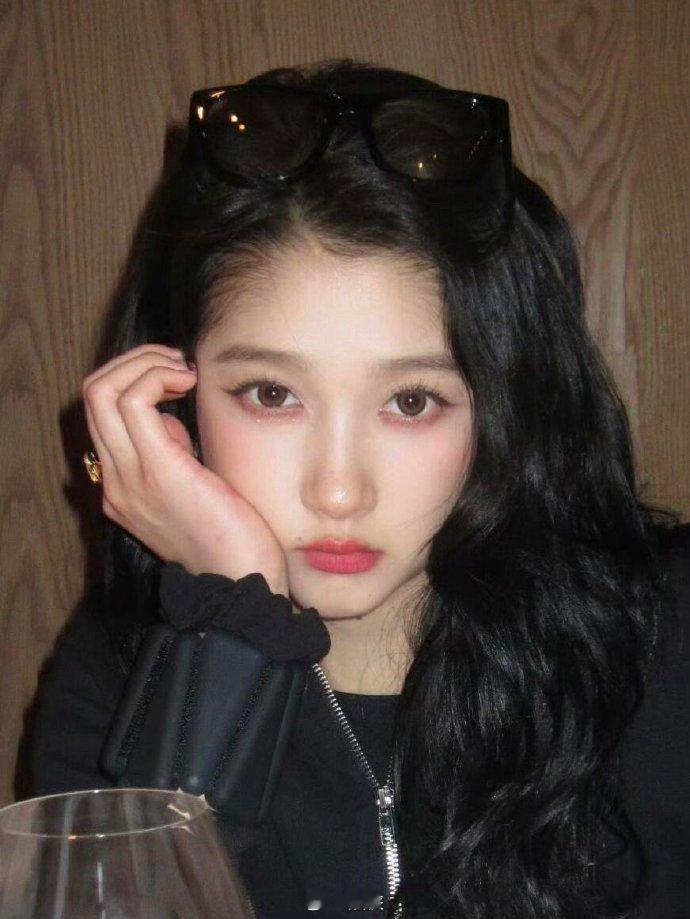 关晓彤是手太大还是脸太小 关晓彤这手脸比例也太绝了！单手轻松罩住小脸还有富余，头