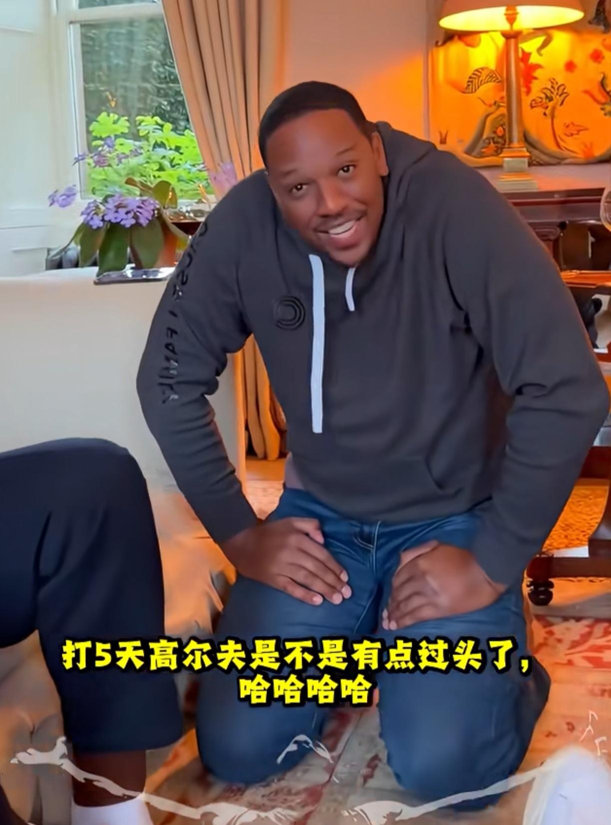 老詹安排的冠军队友聚会，有人当场表达“不满”。[尬笑]

骑士夺冠十周年聚会，一