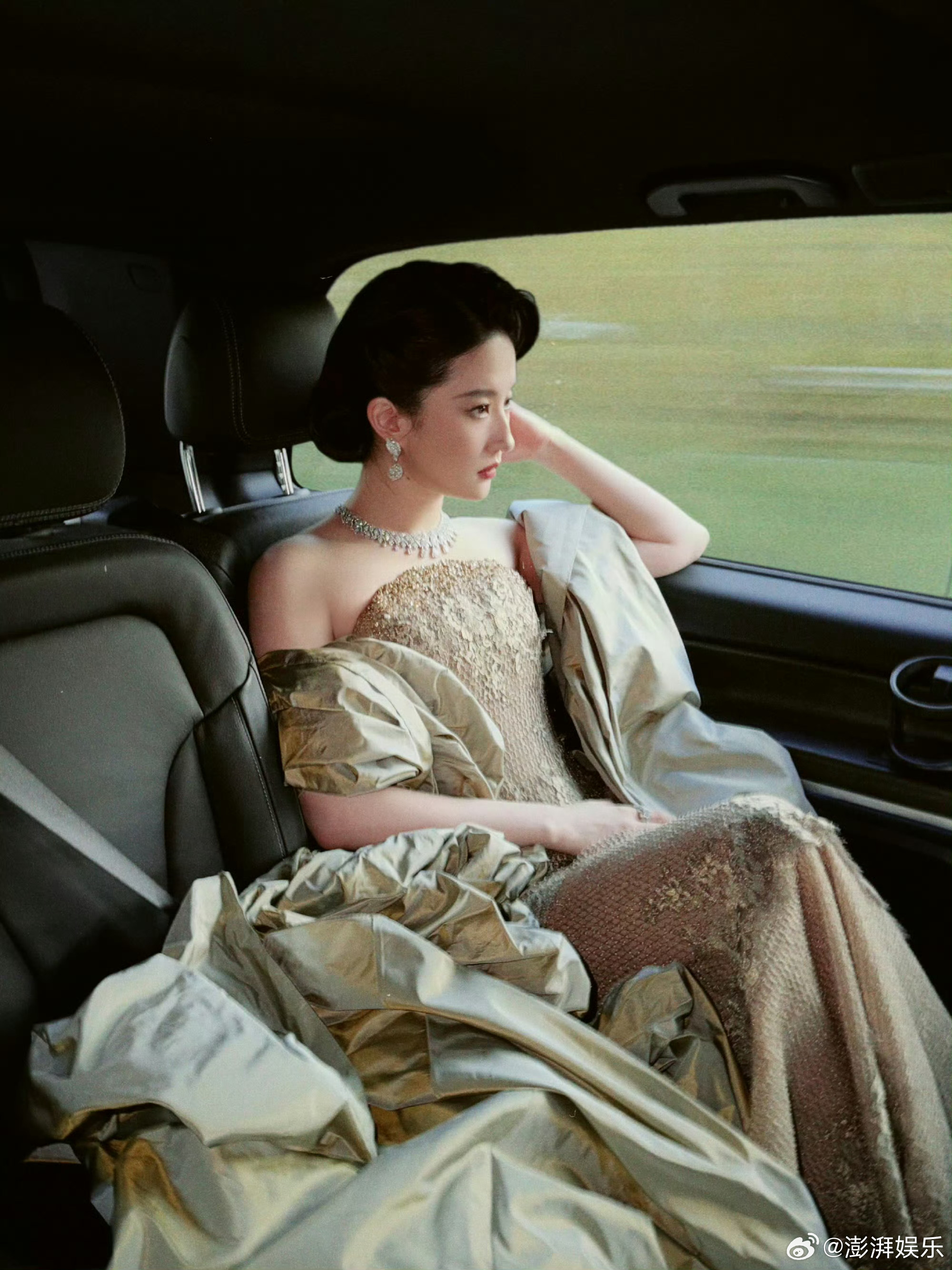 刘亦菲车内大片 慵懒卷发垂落肩头，眼神慵懒又带疏离，午后阳光洒在侧脸，光影勾勒出