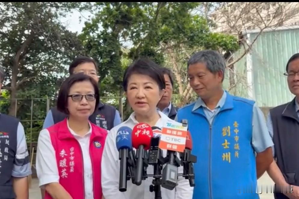 川普于15日结束对中国的国事访问，搭乘空军一号专机返美。台中市长卢秀燕今（16日