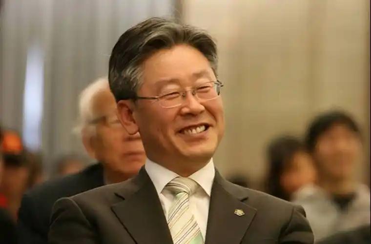 韩国刚干出一件震动政坛的大事！存续 78 年的老牌检察厅直接关停，权力彻底拆分，