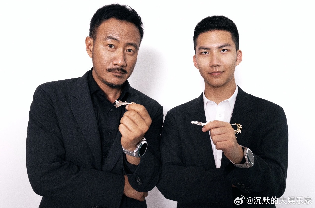 康康长大了一身正气💪身上有一股铁骨铮铮军.人的气质不愧是内娱顶级Alpha硬汉