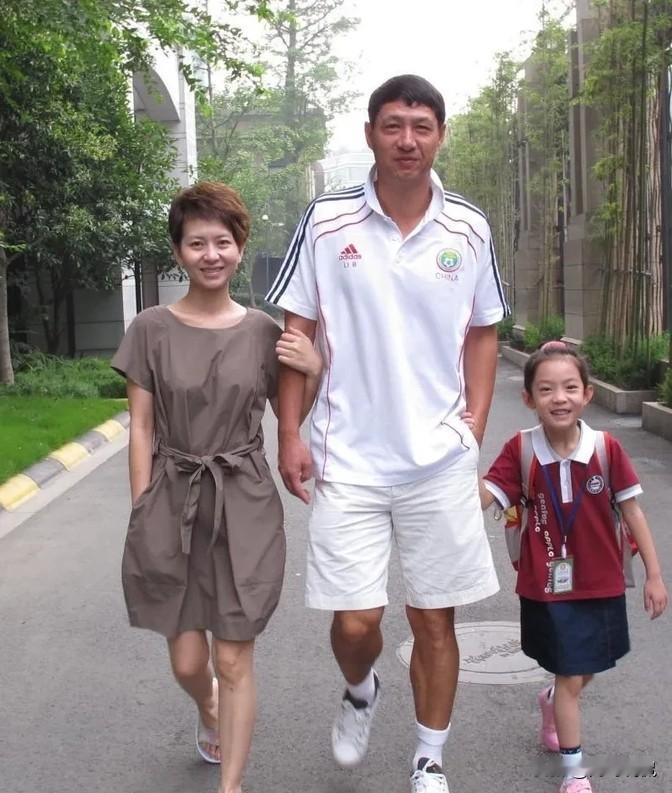 这对夫妇的身高差特别明显，老婆在90年代因为一首《潮湿的心》火了，那时候这首歌到