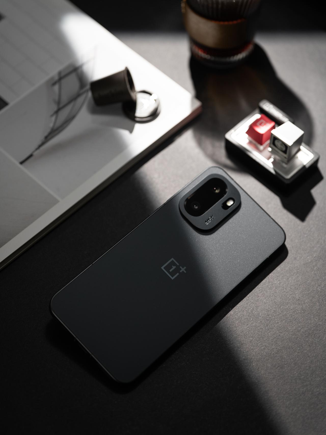 一加Ace系列，在两三千档位性能阵营一直以来的高产品力选手。这一代稍微提速，和一