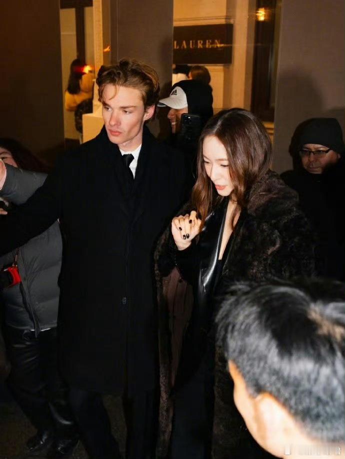 好久不见的Krystal一出现还是稳稳拿捏全场清冷又精致的浓颜太有辨识度五官立体