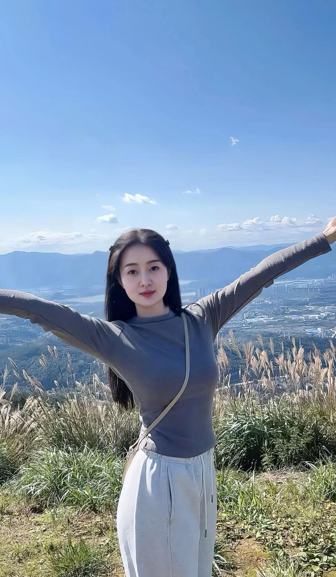 云海茫茫处，美人立芳草。