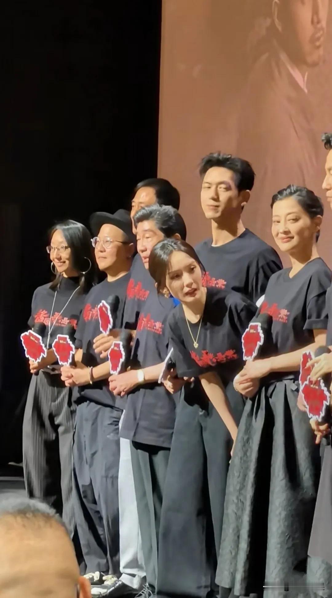 今日，我不夸杨幂的颜值，也不夸她的身材，我就来夸一夸她的情商。
在电影《长安的荔