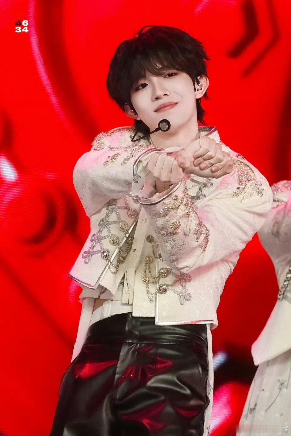 苏新皓单人机位 苏新皓单人机位太绝！镜头怼脸也完美扛住，唱跳稳定气场强大，每一帧