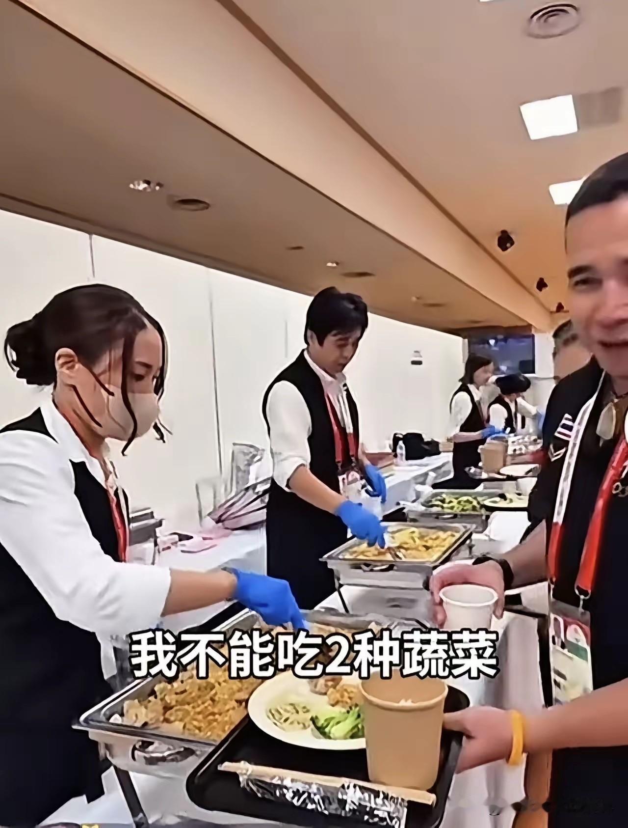 日本这也太抠门了吧？名古屋亚运会提供的自助餐，并不是让运动员随意取餐，只是自己可