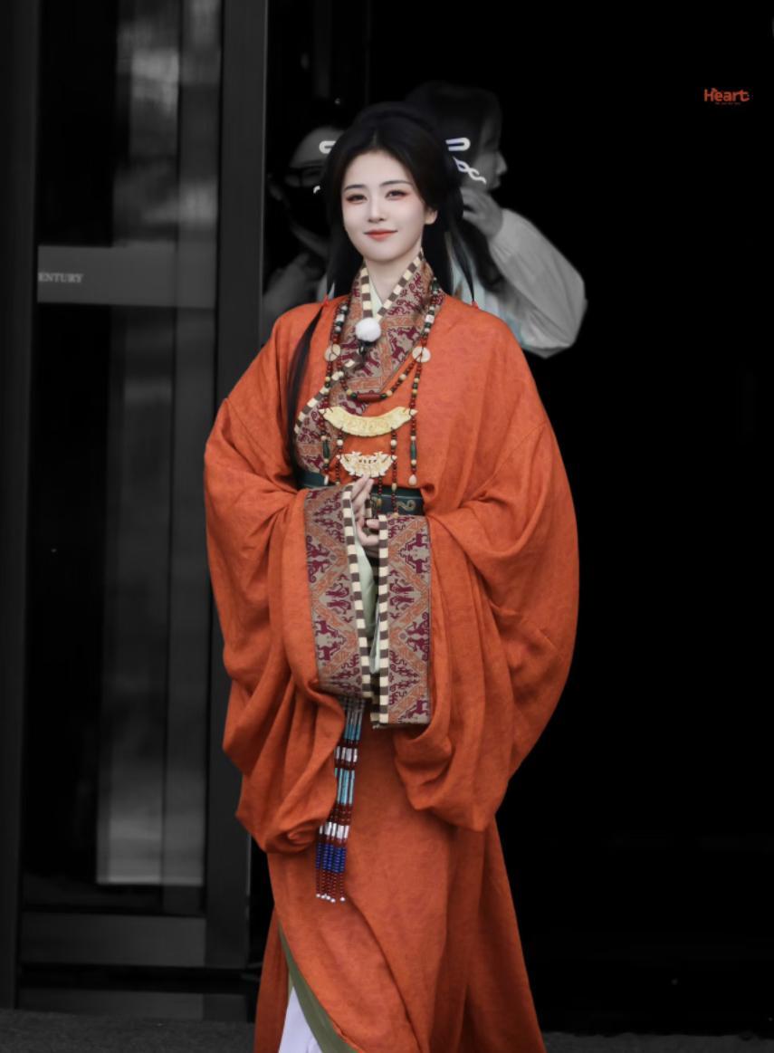 白鹿跑男录制疑似受伤奔跑吧有粉丝拍到白鹿离开路透，她走路的时候腿看起来不太自然。